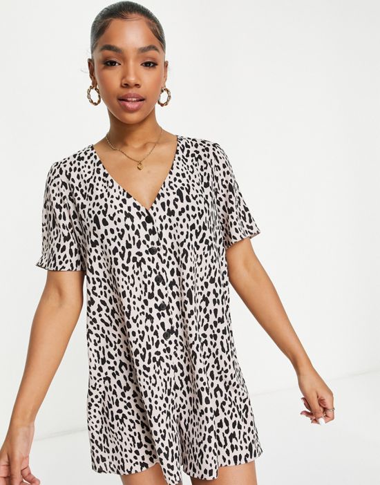 https://images.asos-media.com/products/asos-design-button-through-romper-in-animal-print/200318652-4?$n_550w$&wid=550&fit=constrain