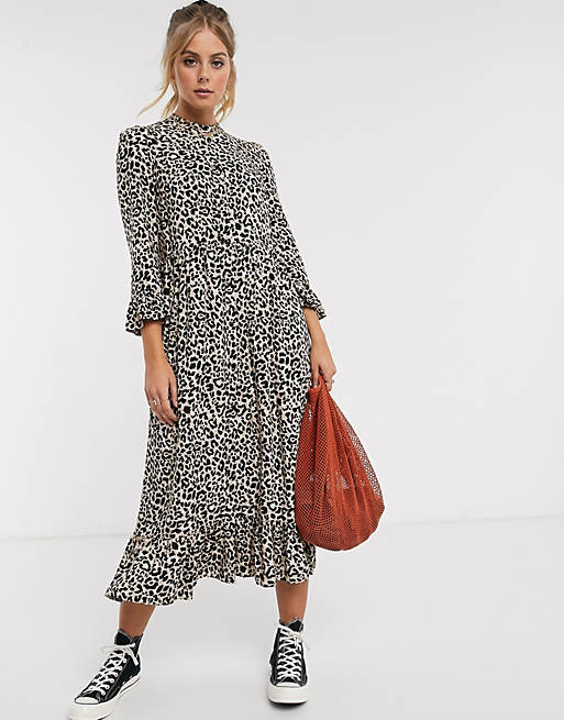  button through tiered smock maxi dress in leopard print 