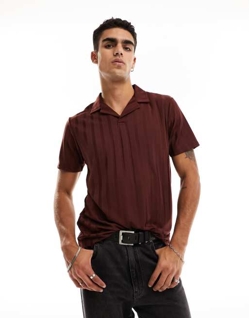 ASOS DESIGN – Błyszcząca prążkowana koszulka polo z kołnierzykiem kubańskim w brązowym kolorze, część zestawu