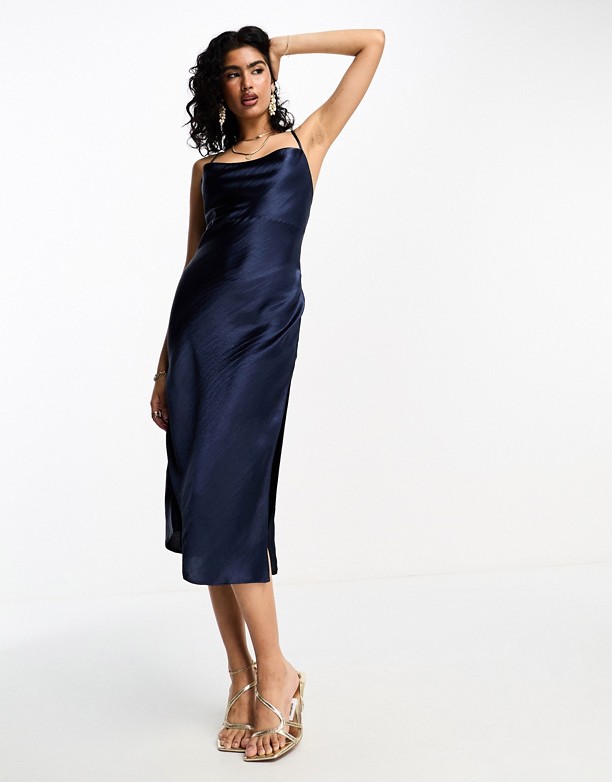  Moda ASOS DESIGN –Błyszcząca satynowa sukienka midi na naramkach, z wiązanym tyłem Granatowy