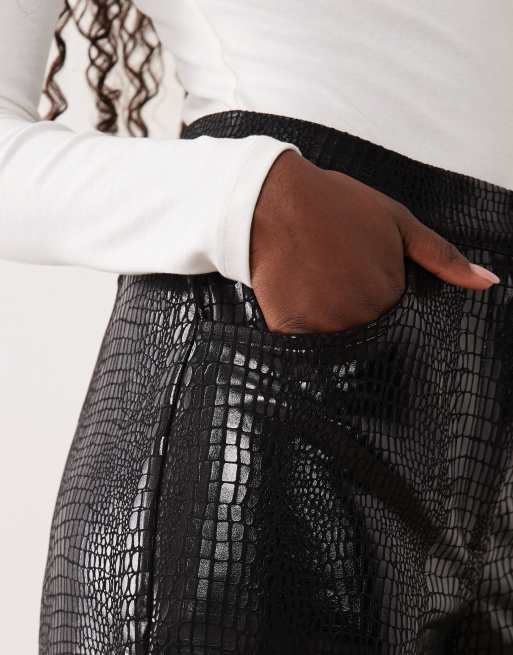 ASOS DESIGN byxa med croc-läderlook och vida ben i svart, 5 av 5