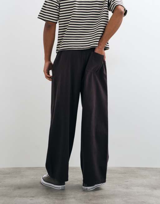 ASOS DESIGN byxor med barrel-formade ben i brun med veck och elastisk midja, 2 av 5