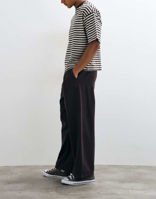 ASOS DESIGN byxor med barrel-formade ben i brun med veck och elastisk midja, 3 av 5