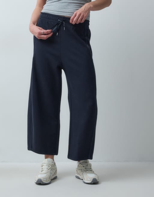 ASOS DESIGN byxor med vida ben i satinrandig navy, 2 av 5