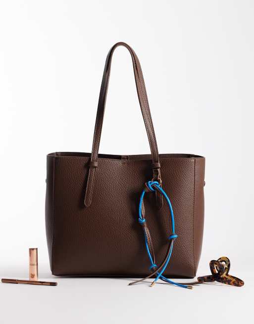 ASOS DESIGN - Cabas texturé à compartiments multiples avec breloque amovible - Chocolat , 2 de 4