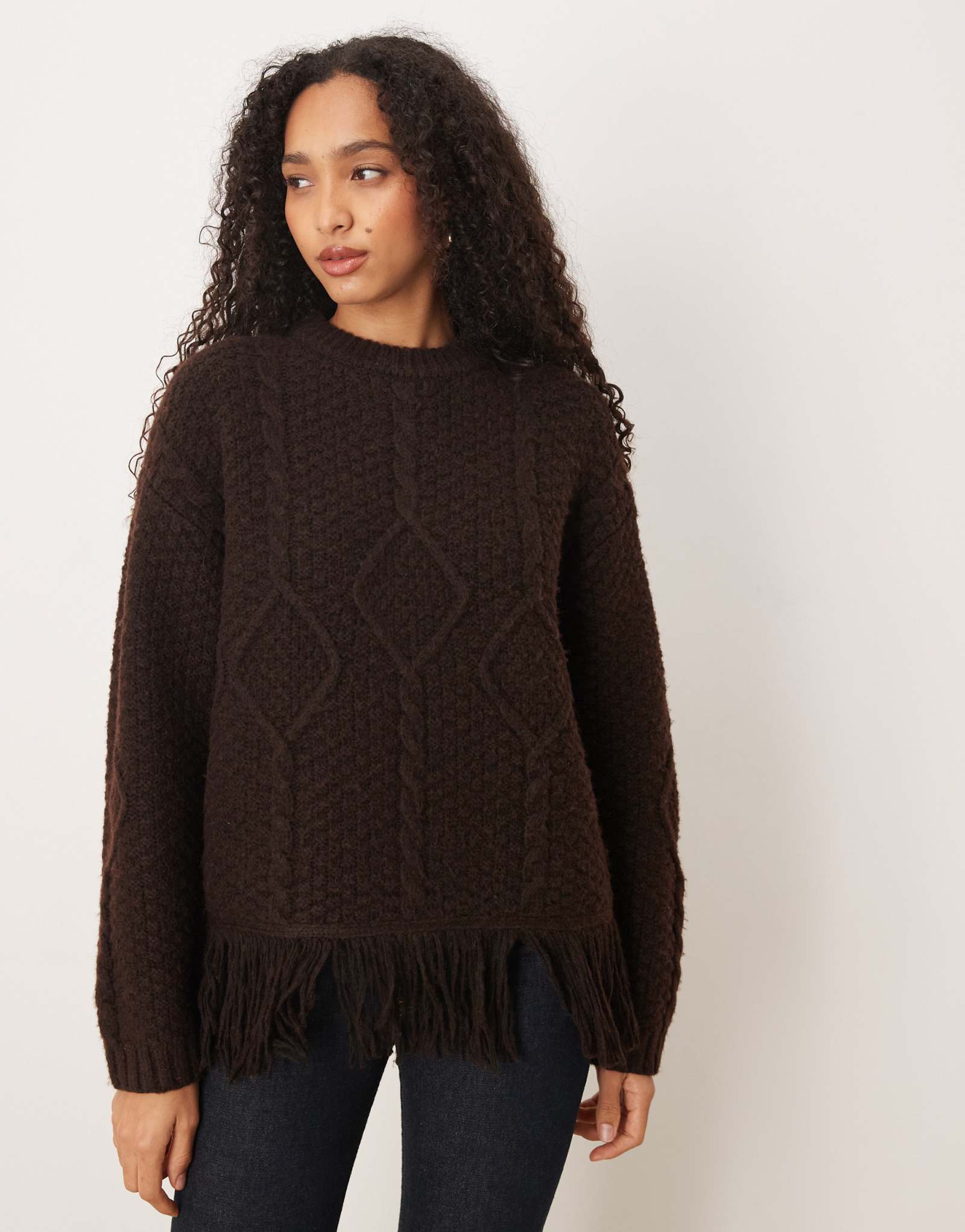 ДИЗАЙНЕРСКИЙ свитер ASOS шоколадного цвета с круглым вырезом и бахромой из кабельной вязки