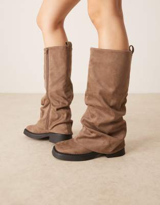 ASOS DESIGN - Caden - Flache, kniehohe Stiefel aus beigem Wildlederimitat mit umgeschlagenem Schaft und dicker Sohle-Gra...