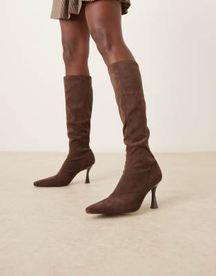 ASOS DESIGN - Caitlin - Kniehohe, eng anliegende Stiefel aus Wildlederimitat in Schokobraun mit Blockabsatz-Brown