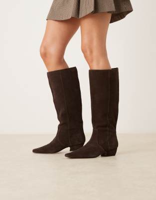 ASOS DESIGN - Calais - Kniehohe, flache Stiefel aus Wildleder in Schokobraun mit spitzer Zehenpartie-Brown