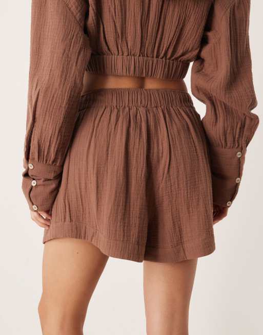ASOS DESIGN - Callie - Strandshort van kaasdoek met plooirand in mokka, 2 van 5