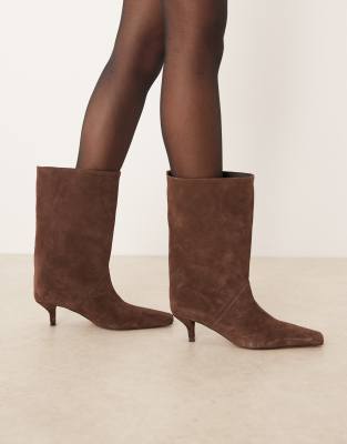 ASOS DESIGN - Calloway - Hochwertige Wildleder-Stiefel zum Hineinschlüpfen in Schokobraun mit weitem Schaft-Brown