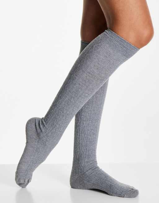 ASOS DESIGN - Calzini al ginocchio, di maglia, modello a trecce, colore grigio