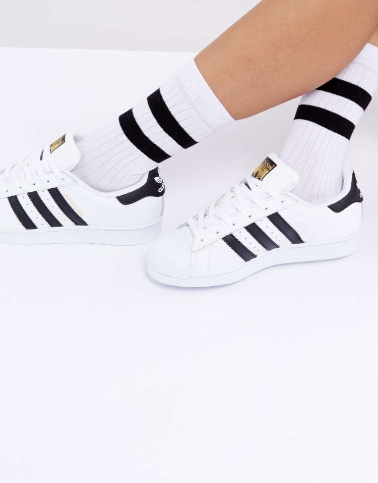 Белые носки с черными полосками. Белые носки с полосками. Носки в полоску женские. Носки с черными полосками. Полоски на кедах на носке