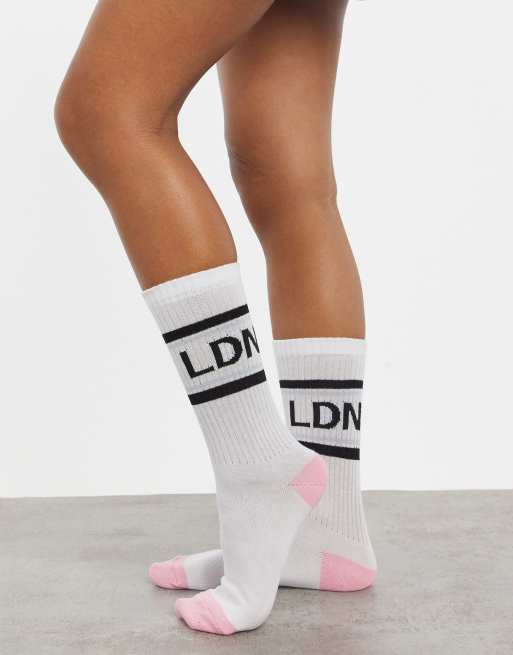 ASOS DESIGN - Calzini al polpaccio con slogan LDN