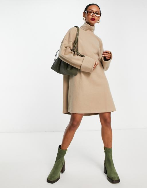 ASOS DESIGN – Camelowa bardzo miękka sukienka dzianinowa mini z odwijanymi mankietami i golfem