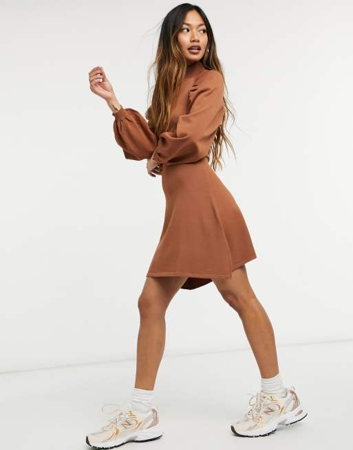 ASOS DESIGN – Camelowa dzianinowa sukienka z rozkloszowanym dołem i plisowanymi rękawami