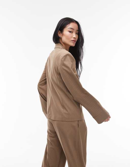 ASOS DESIGN – Camelowa elegancka koszula z poduszkami na ramionach w prążki, 4 z 4