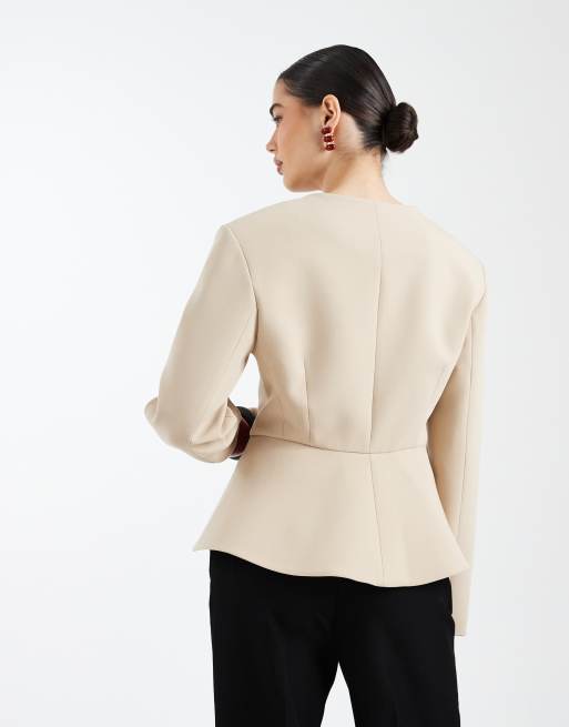 ASOS DESIGN – Camelowa marynarka z głębokim dekoltem i baskinką, 3 z 4