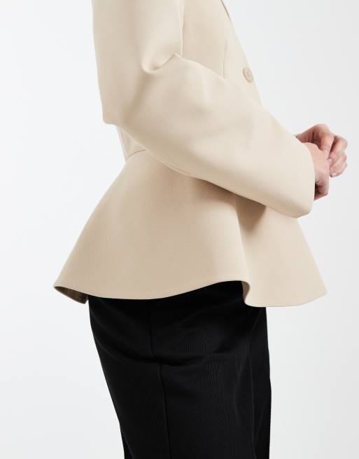 ASOS DESIGN – Camelowa marynarka z głębokim dekoltem i baskinką, 4 z 4