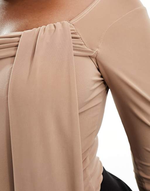 ASOS DESIGN – Camelowe body z drapowaniem i odsłoniętym ramieniem, 3 z 4