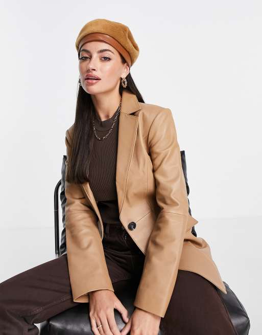 ASOS DESIGN – Camelowy futerkowy beret z poliuretanowym paskiem, 3 z 4