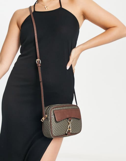ASOS DESIGN - Camera bag con monogramma e particolari in metallo 