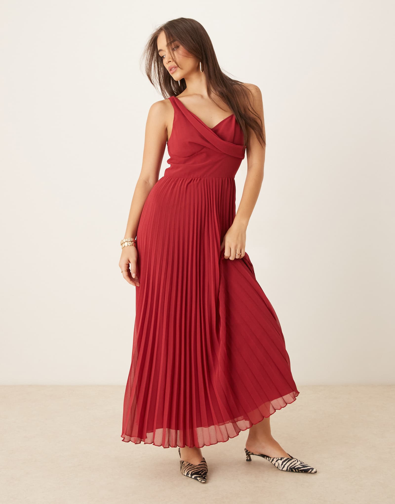 Плиссированное миди-платье с драпировкой на лифе от ASOS DESIGN красного цвета