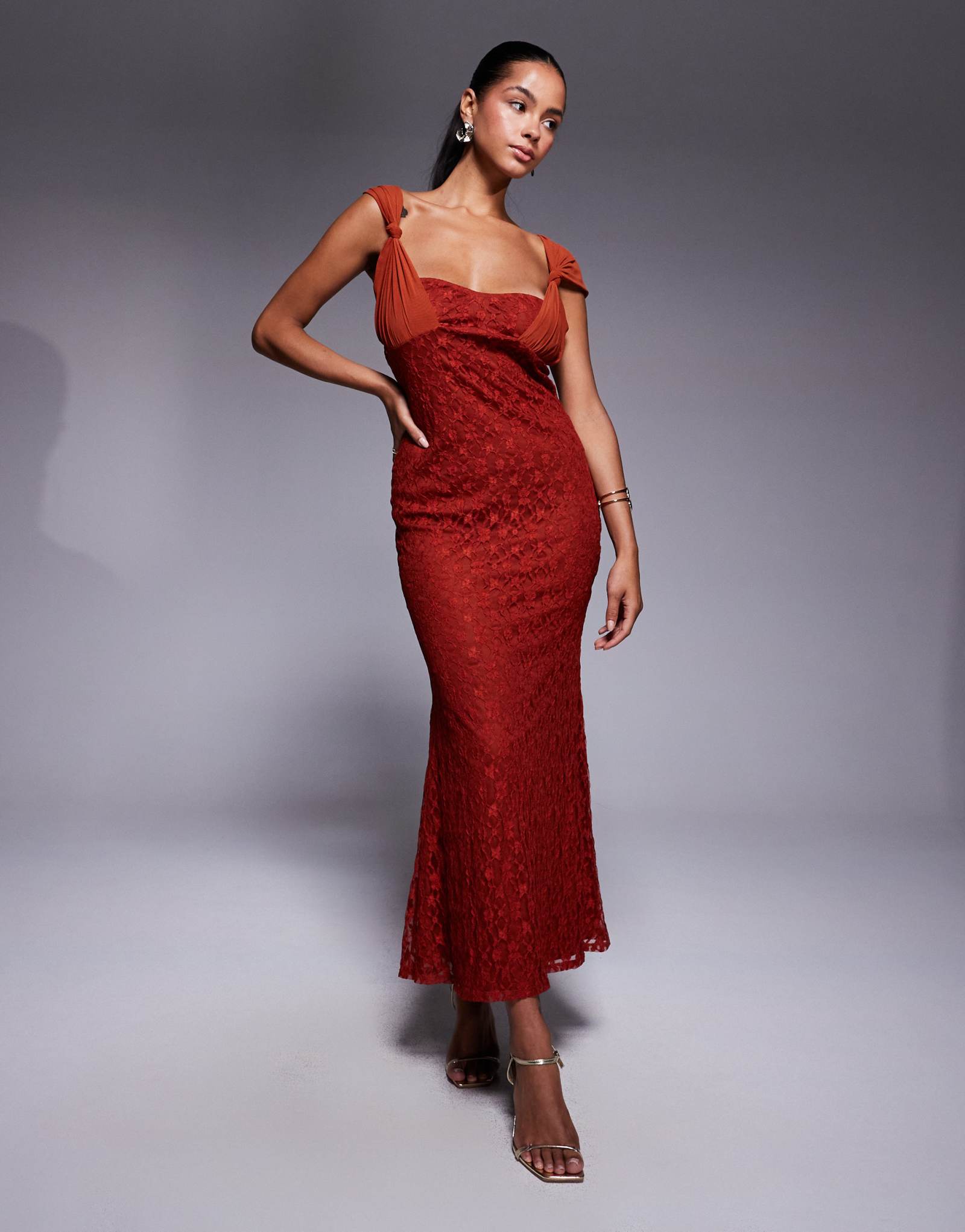 ДИЗАЙНЕРСКОЕ кружевное макси-платье на бретелях ASOS с накладным сетчатым ремешком цвета ржавчины