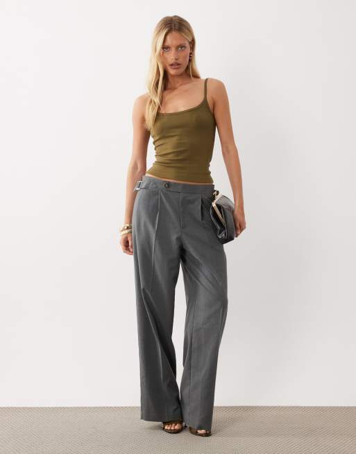 ASOS DESIGN cami med dyb rund hals og elastiske stropper i khaki, 4 af 4