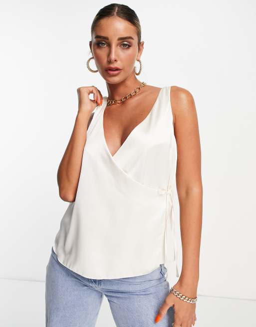 ASOS DESIGN - Cami med V-hals og slå-om samt bindebånd i siden i elfenben satin 