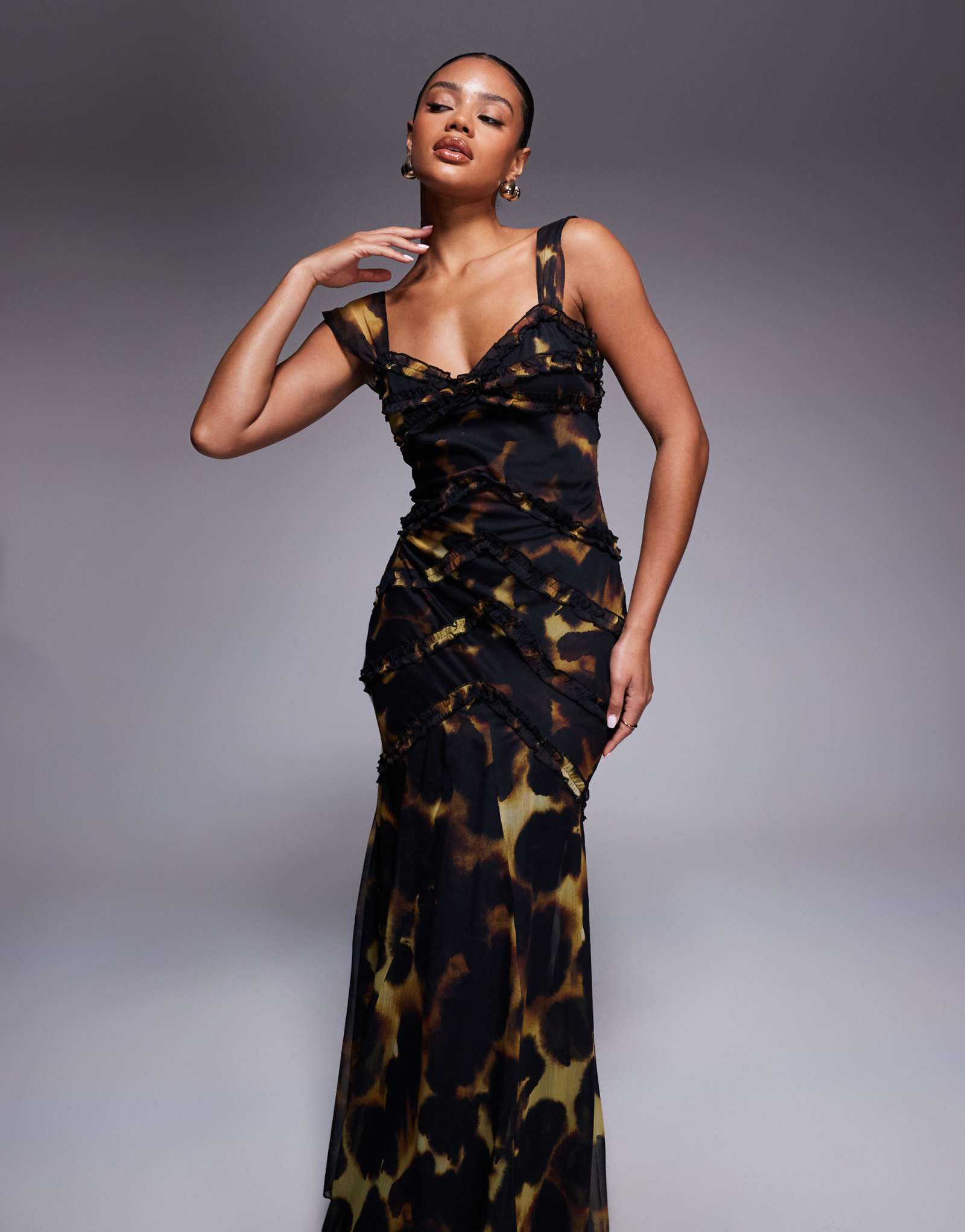 Макси-платье ASOS DESIGN с оборками на бретелях и темным размытым леопардовым принтом