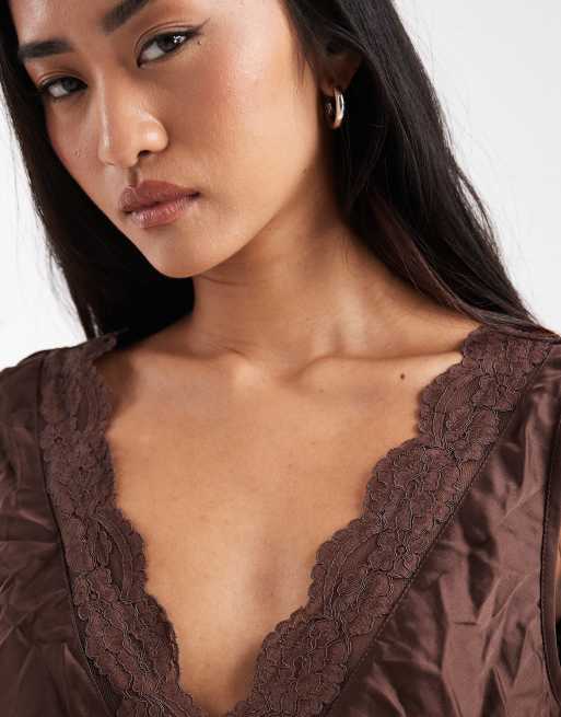 ASOS DESIGN - Cami-top i satin med V-hals og indsatser i knust blondestof, 3 af 4