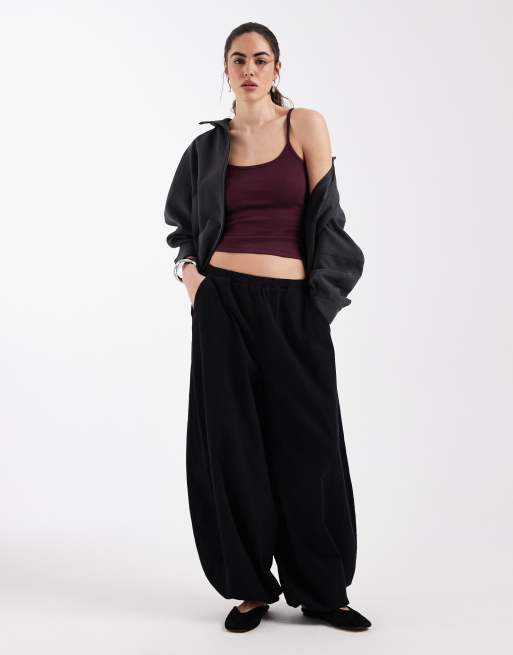 ASOS DESIGN - Cami top met lage ronde hals en elastische bandjes in bordeauxrood, 2 van 4