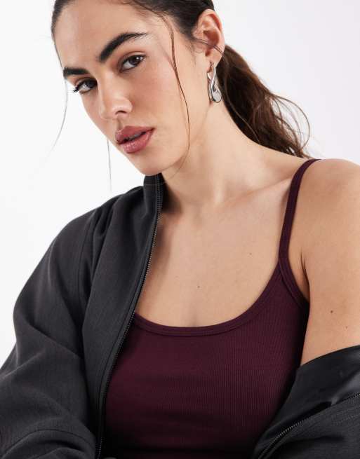 ASOS DESIGN - Cami top met lage ronde hals en elastische bandjes in bordeauxrood, 3 van 4