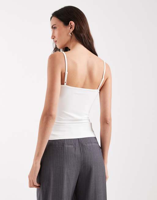 ASOS DESIGN - Cami van Breathmax™-polyamide met lage ronde hals en elastische bandjes in wit, 4 van 4