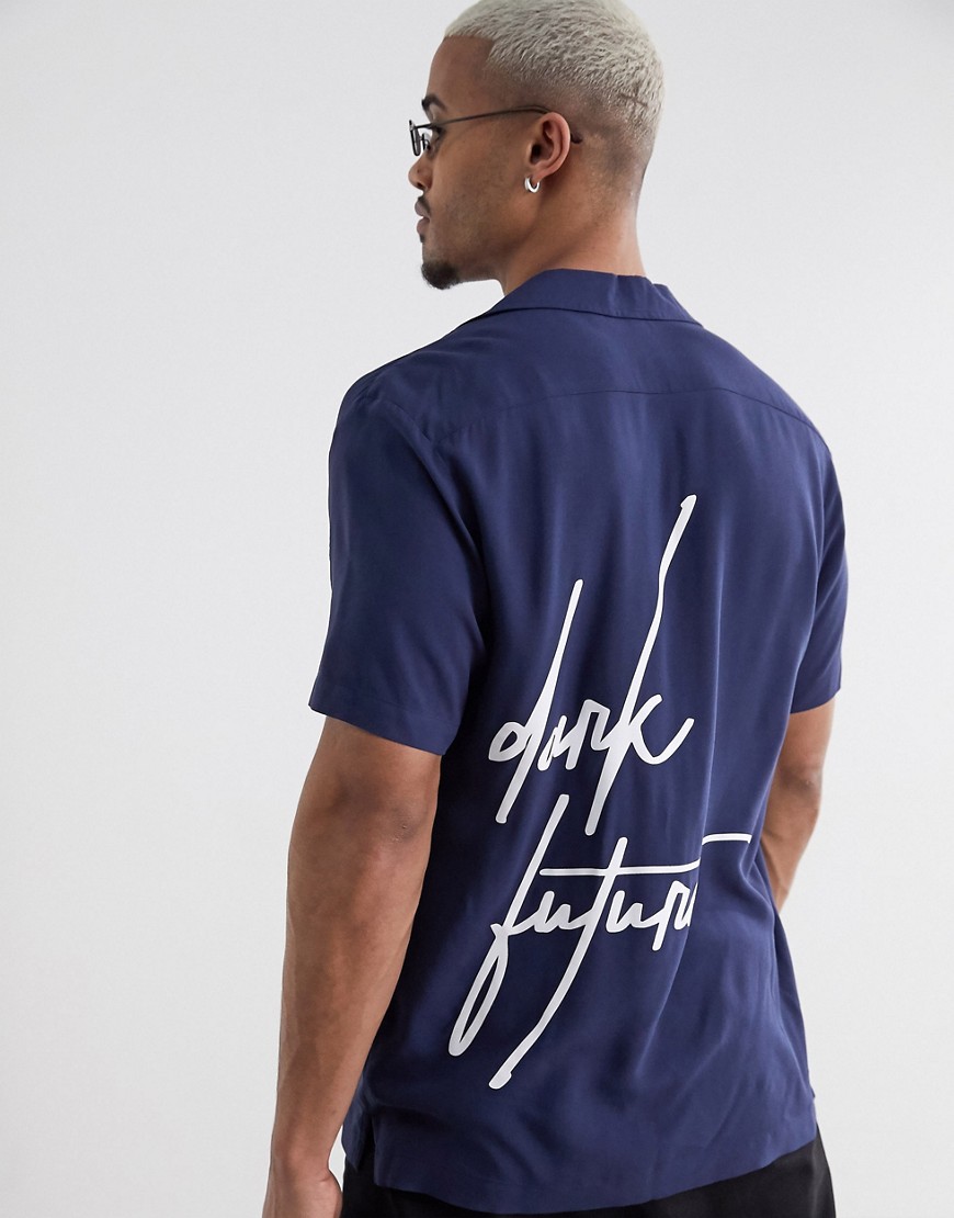 ASOS DESIGN - Camicia blu navy con vestibilità classica e scritta Dark Future sul retro