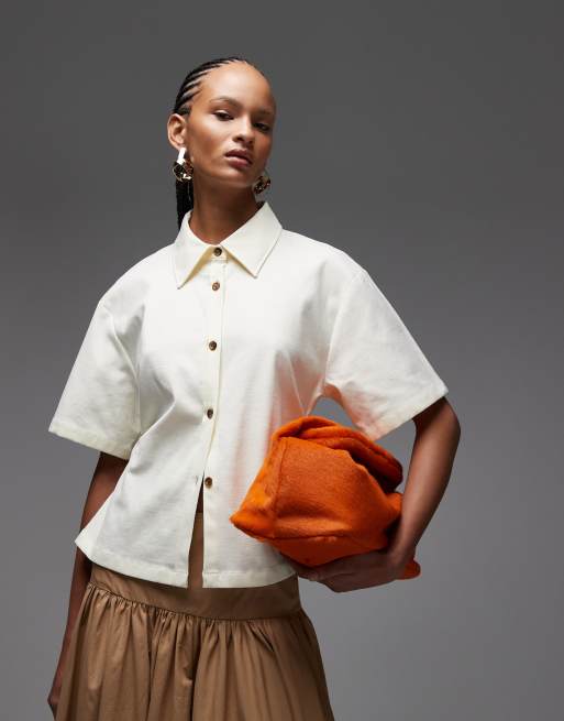 ASOS DESIGN - Camicia color avorio stretta in vita con maniche a pipistrello