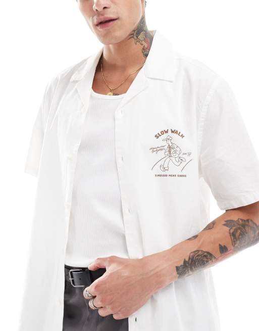 ASOS DESIGN - Camicia comoda bianca con stampa sul petto e rever