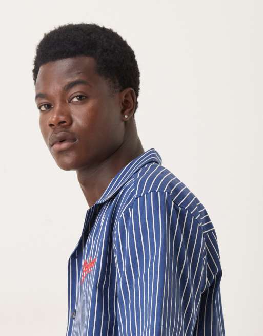 ASOS DESIGN - Camicia comoda blu a righe con ricamo sul petto e rever, 4 di 5