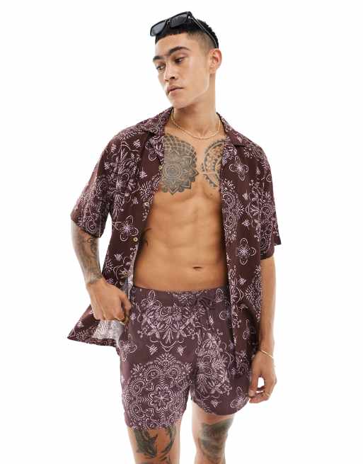 ASOS DESIGN - Camicia comoda bordeaux con stampa cachemire e rever in coordinato