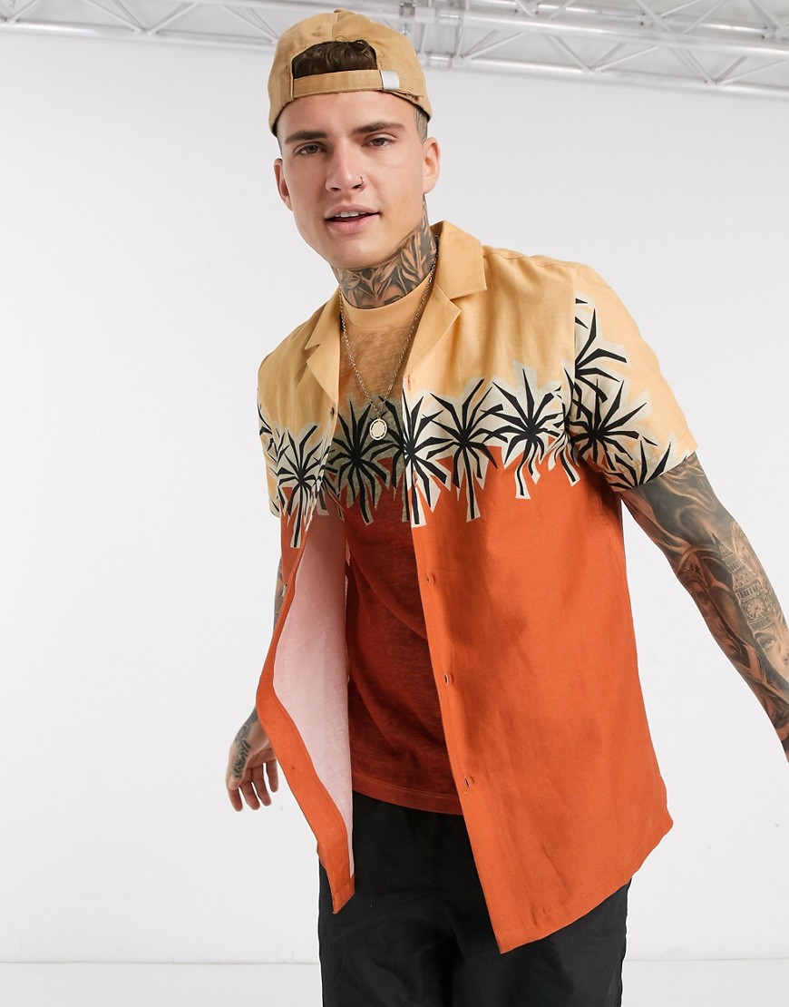 ASOS DESIGN - Camicia comoda con colletto a rever e stampa di palme sul petto in coordinato-Arancione