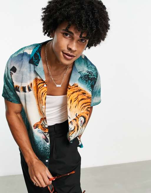 ASOS DESIGN - Camicia comoda con rever e stampa con tigre