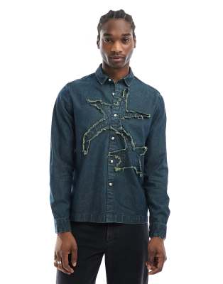 ASOS DESIGN - Camicia comoda in denim blu lavaggio candeggiato con dettaglio sfrangiato a stella 