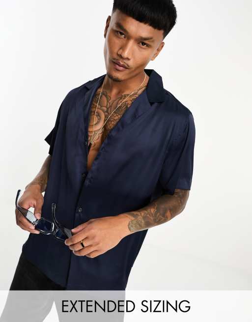 ASOS DESIGN - Camicia comoda in raso blu navy con ampio collo a rever