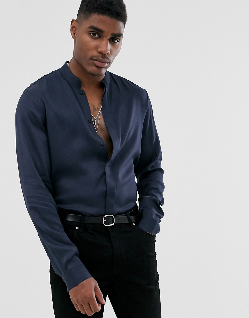 ASOS DESIGN - Camicia comoda in raso blu navy con colletto alla coreana