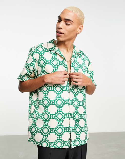 ASOS DESIGN - Camicia comoda in raso con colletto a rever e stampa geometrica stile anni '70