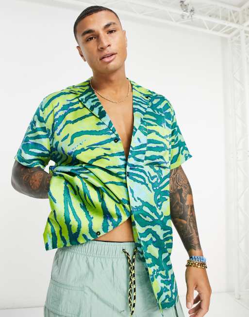 ASOS DESIGN - Camicia comoda in raso con rever verde fluo animalier