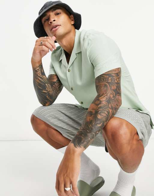 ASOS DESIGN - Camicia comoda in viscosa con colletto basso con rever verde salvia
