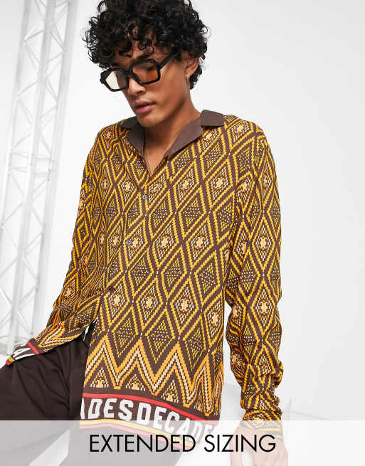 ASOS DESIGN - Camicia comoda marrone con rever, colletto a contrasto e stampa sul bordo