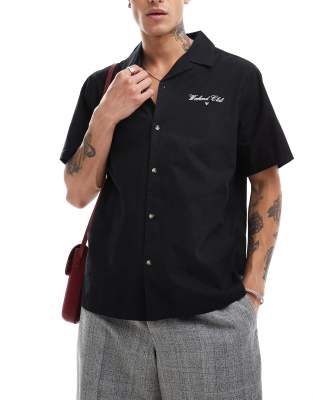ASOS DESIGN - Camicia comoda nera con rever e stampa sul petto e sul retro